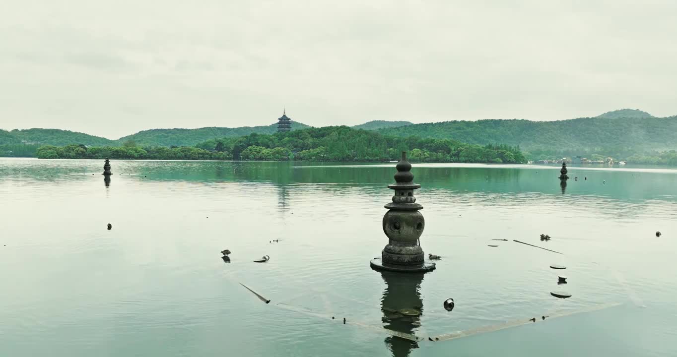 杭州西湖雷峰塔航拍，江南烟雨朦胧视频下载