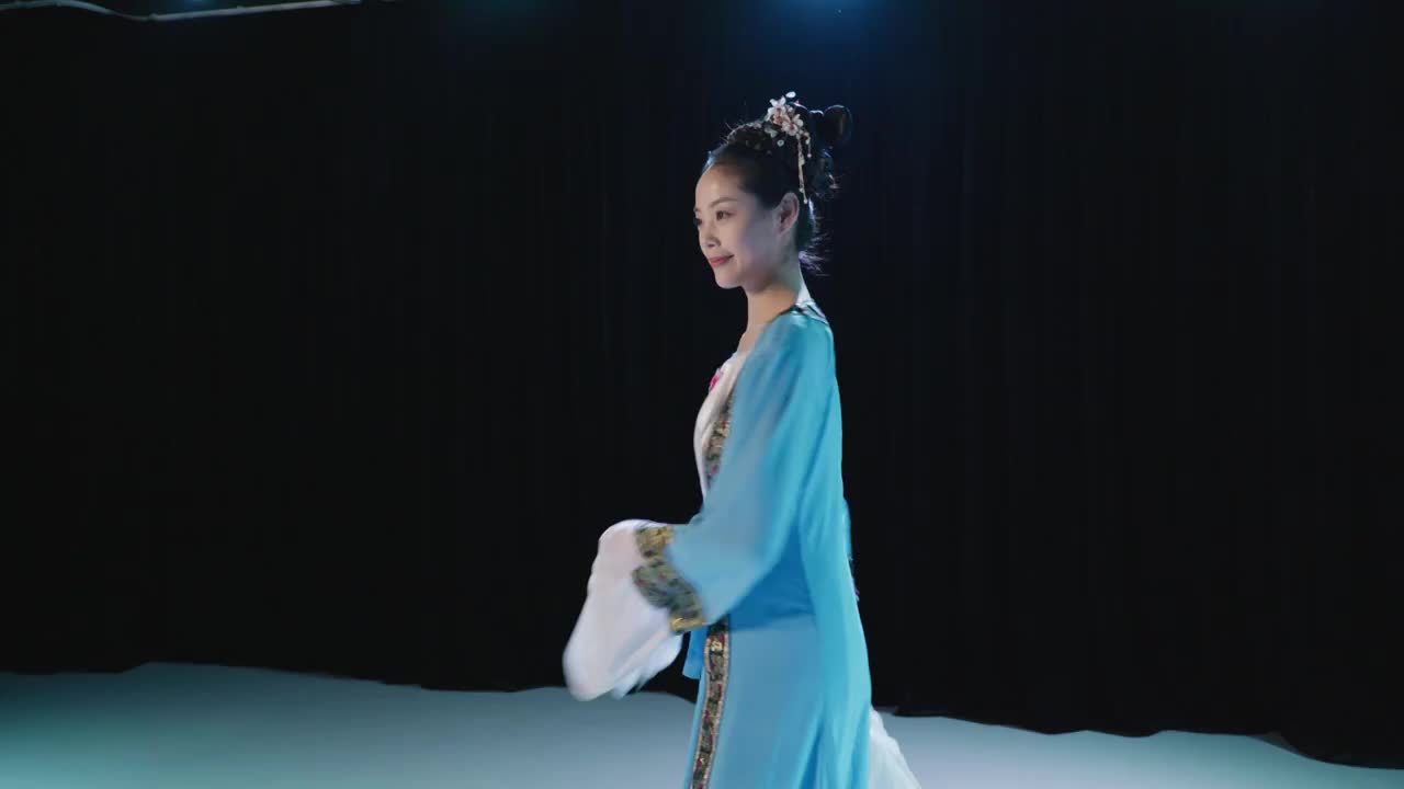 跳传统舞的美女视频下载