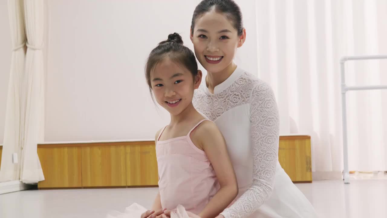 年轻舞蹈老师教小女孩们跳芭蕾视频下载