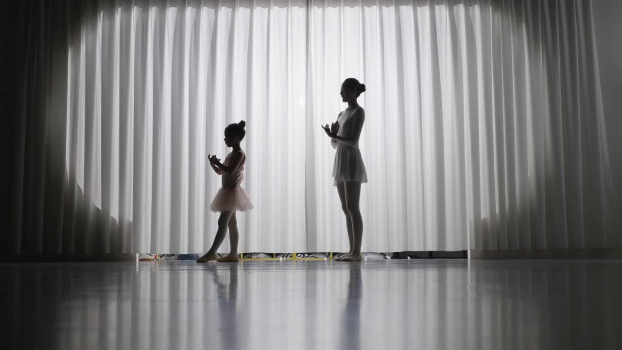 年轻舞蹈老师教小女孩们跳芭蕾视频购买