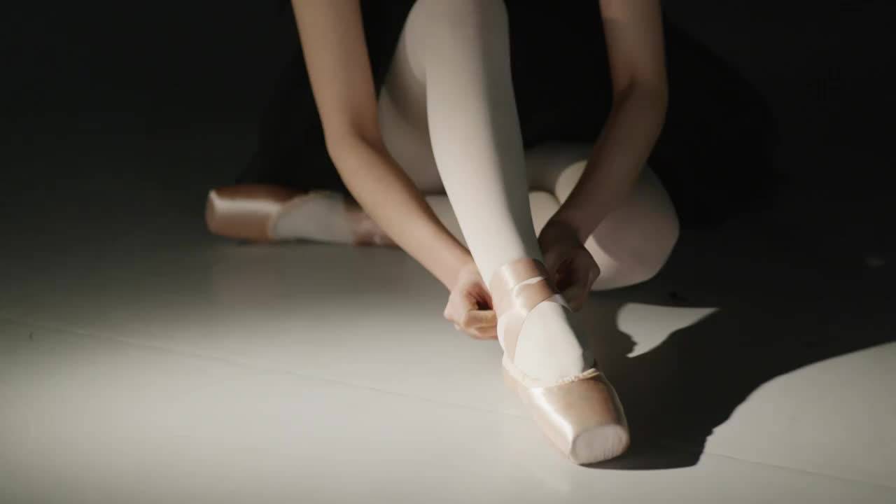 芭蕾舞者在系鞋带视频下载