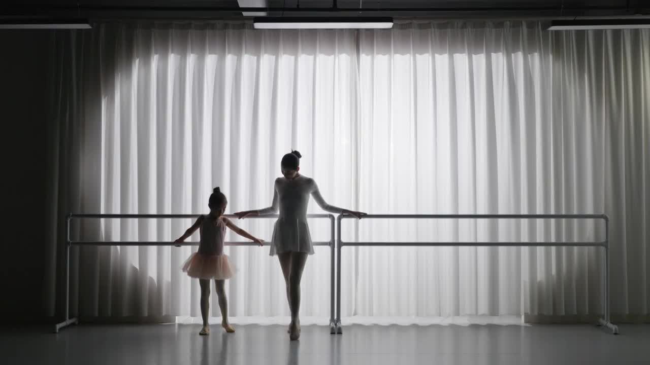 年轻舞蹈老师教小女孩们跳芭蕾视频下载
