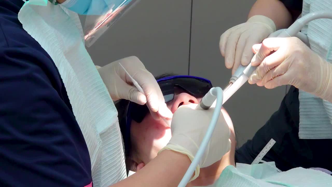 牙医正在给她的病人洗牙视频下载