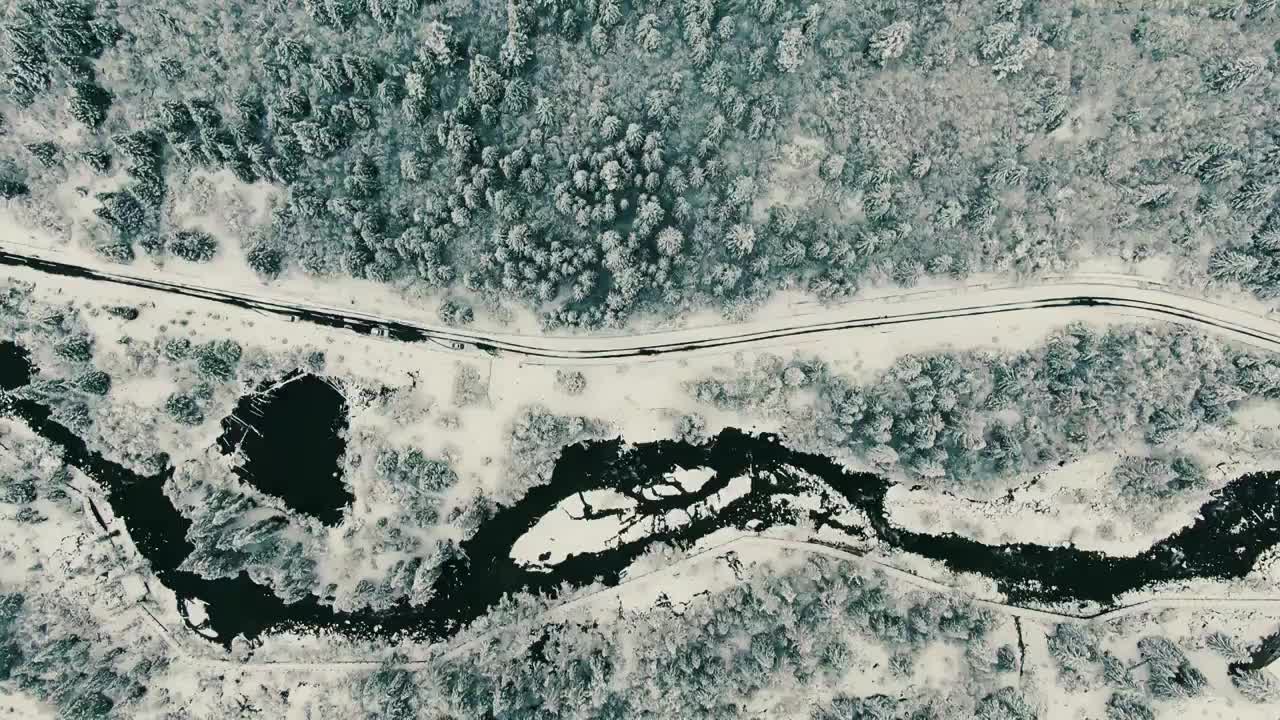 达古冰川下雪的森林公路航拍视频下载
