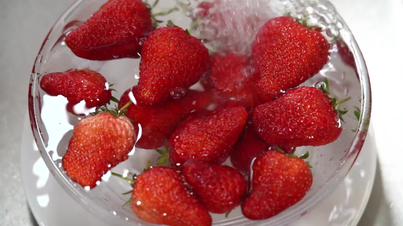 清洗草莓视频素材