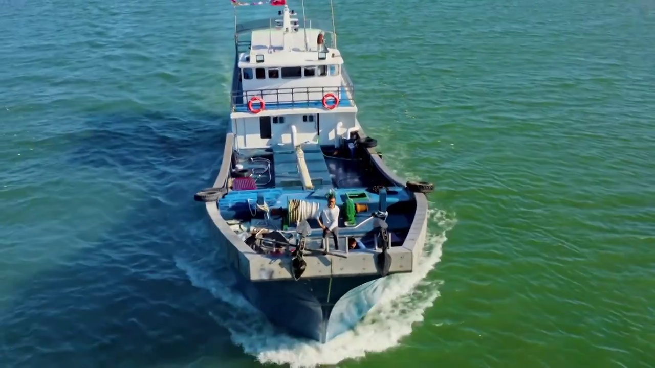 出海的渔船满载而归放鞭炮庆祝视频下载