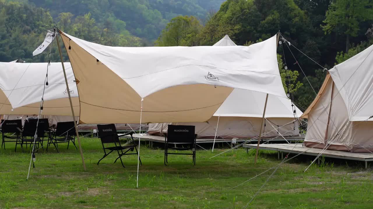 夏天风吹动露营帐篷视频素材