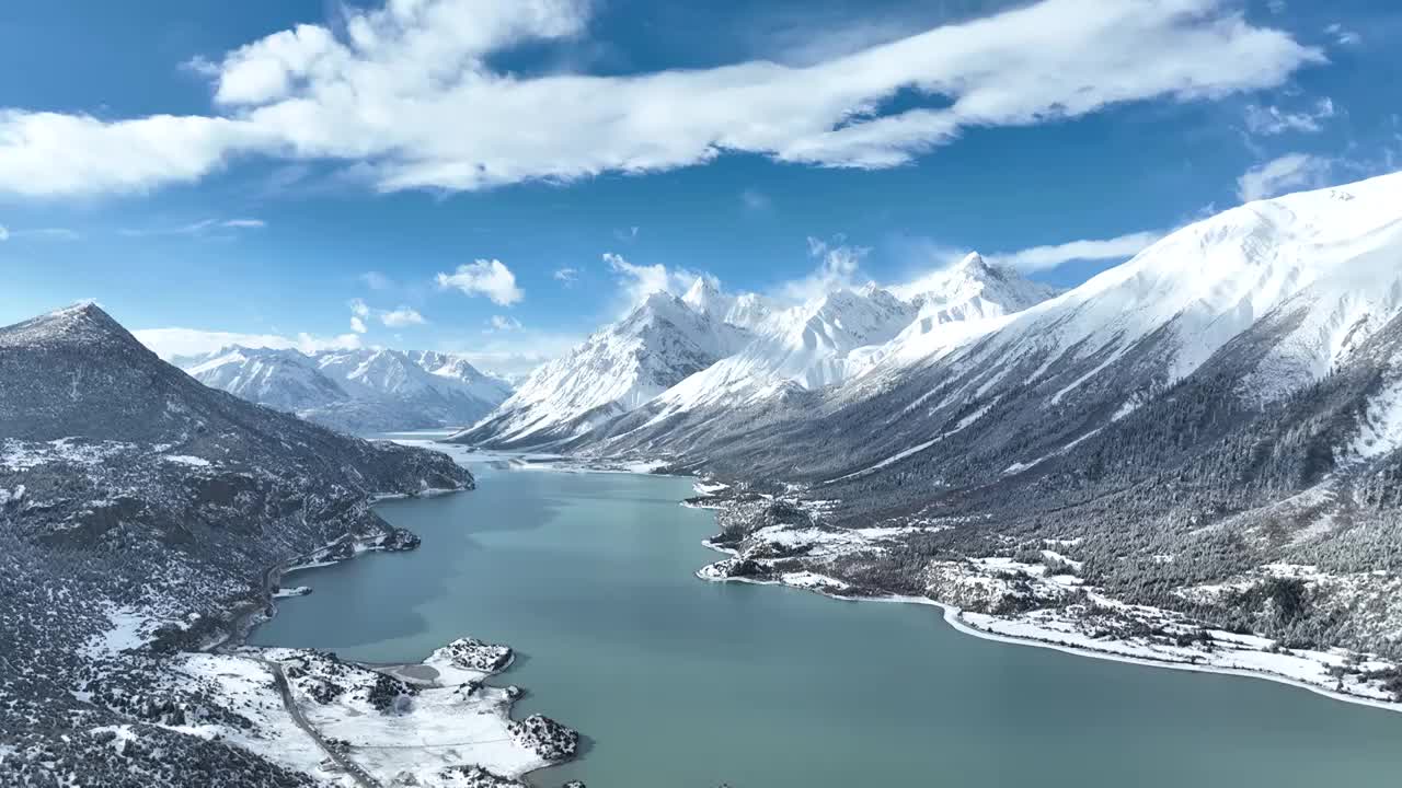 西藏昌都市八宿县然乌湖和雪山的航拍风光视频素材