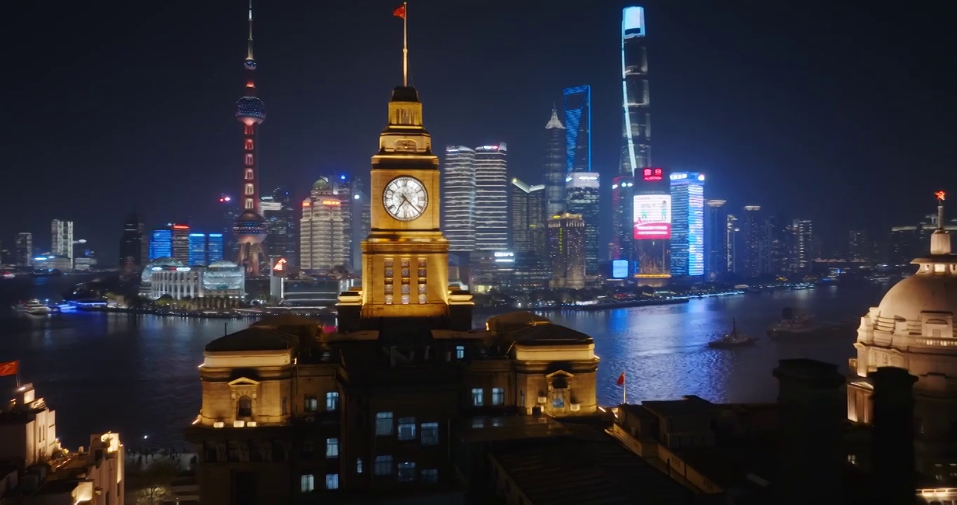 上海外滩海关大楼与陆家嘴夜景航拍视频素材