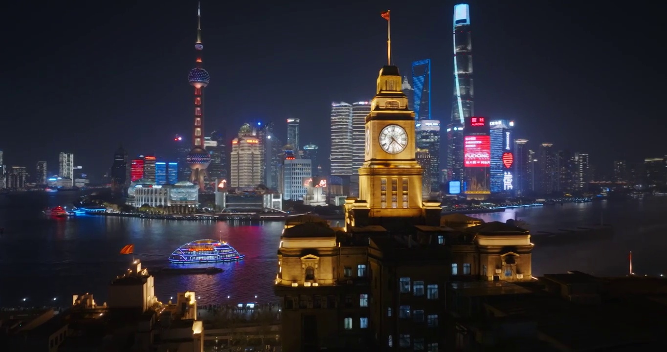 上海外滩海关大楼与陆家嘴夜景航拍视频素材