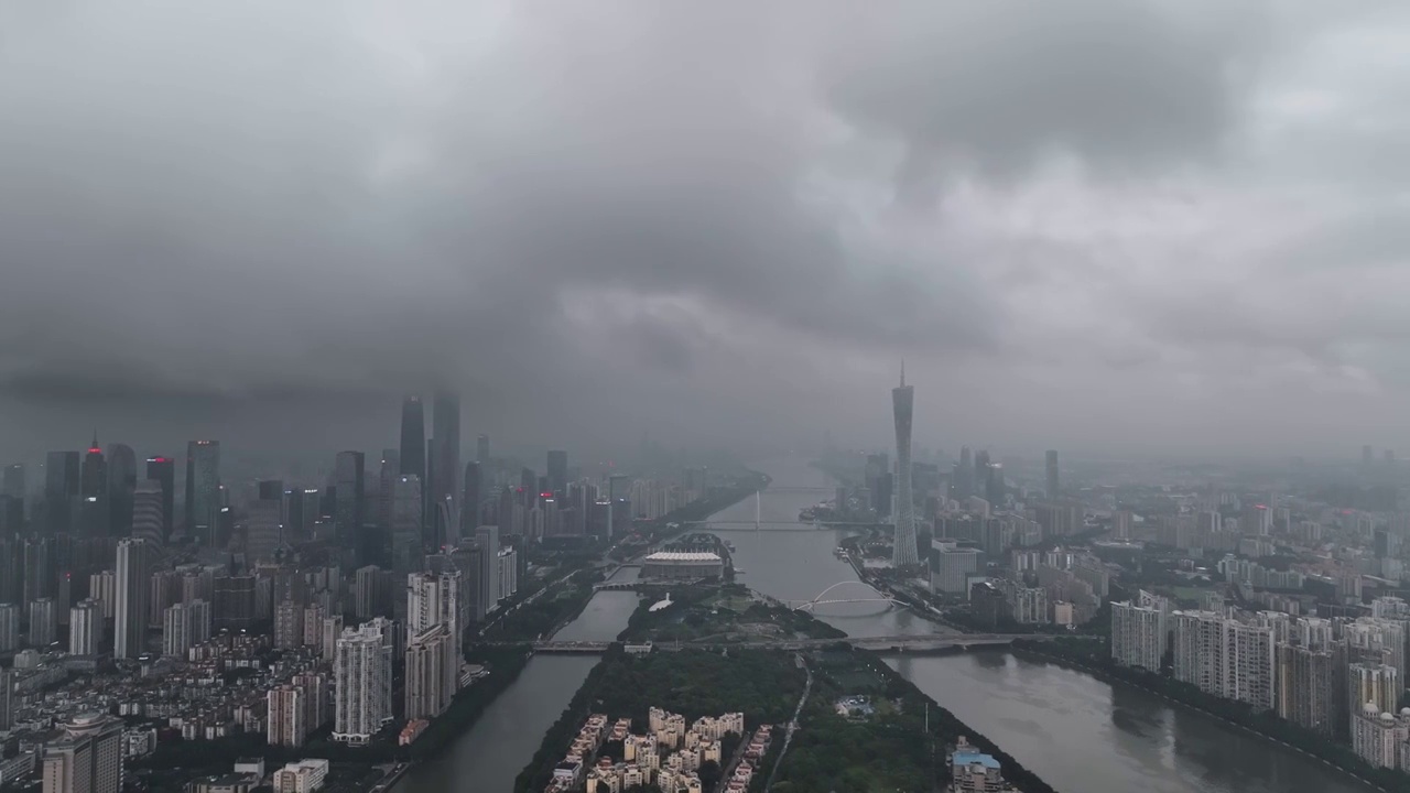 航拍云层聚集珠江新城大雨将至的广州城市天际线视频下载