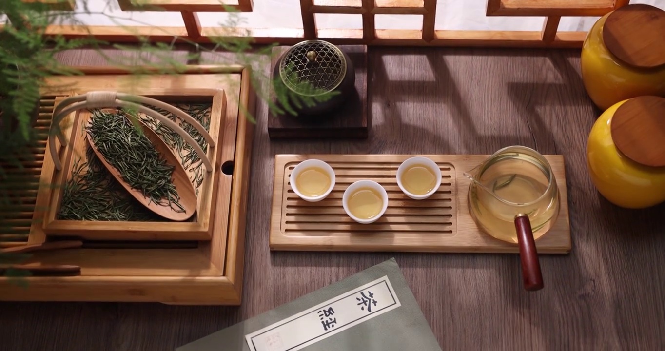 窗前桌上摆放的茶叶与三杯茶视频下载