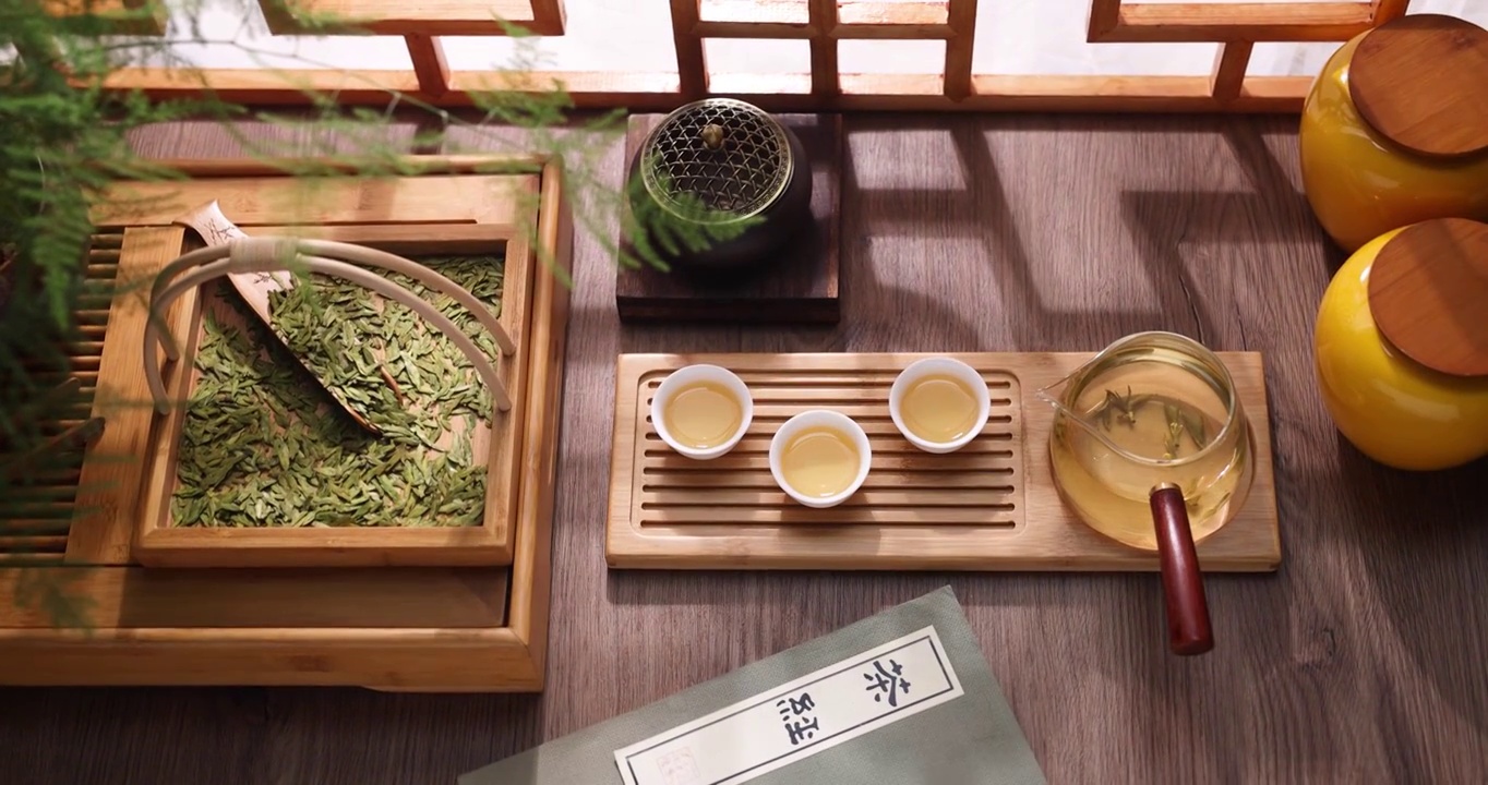 窗前桌上摆放的龙井茶叶与三杯茶视频下载