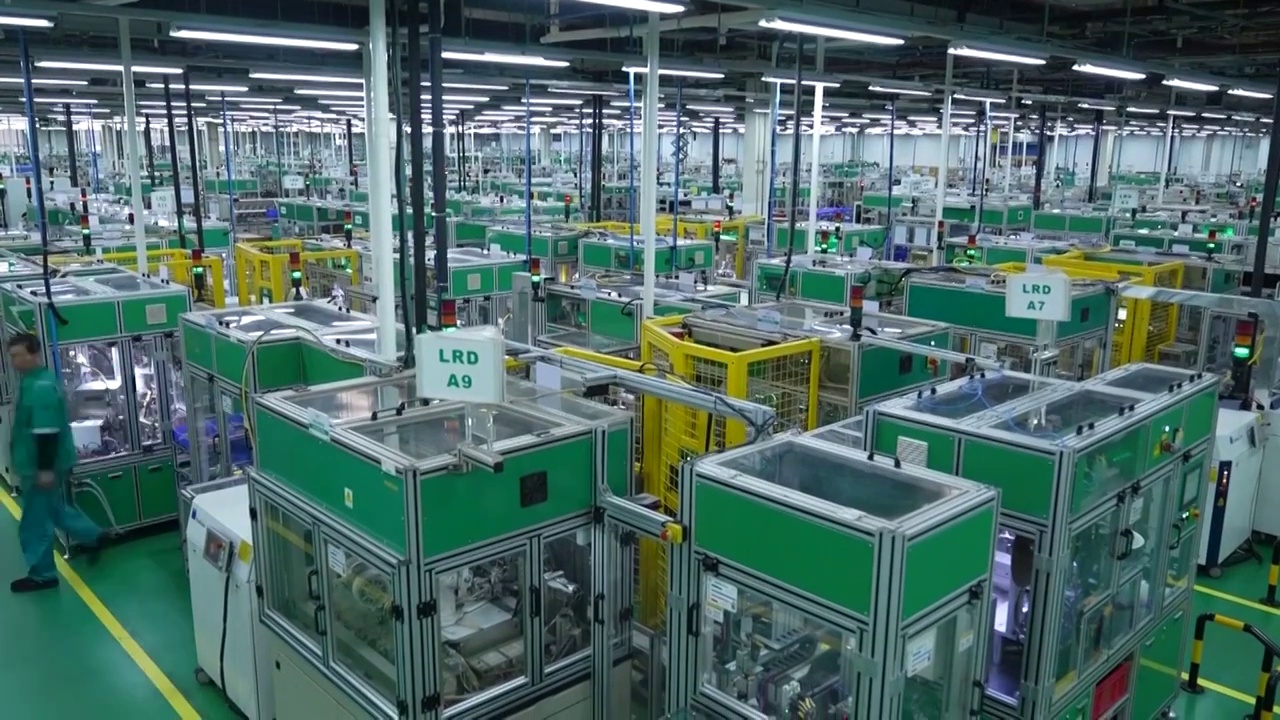 中国的芯片制造业芯片工厂高科技自动化生产线视频素材