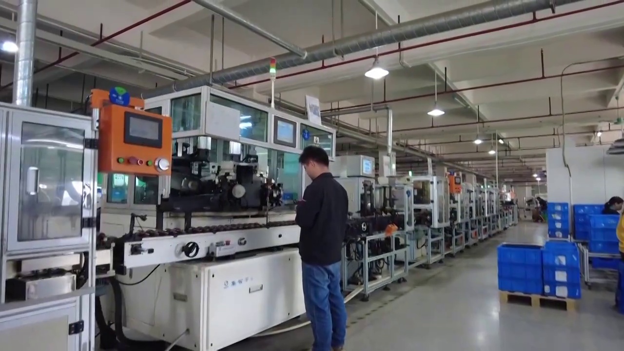 中国电子元件零件工厂的高科技自动化生产线视频下载