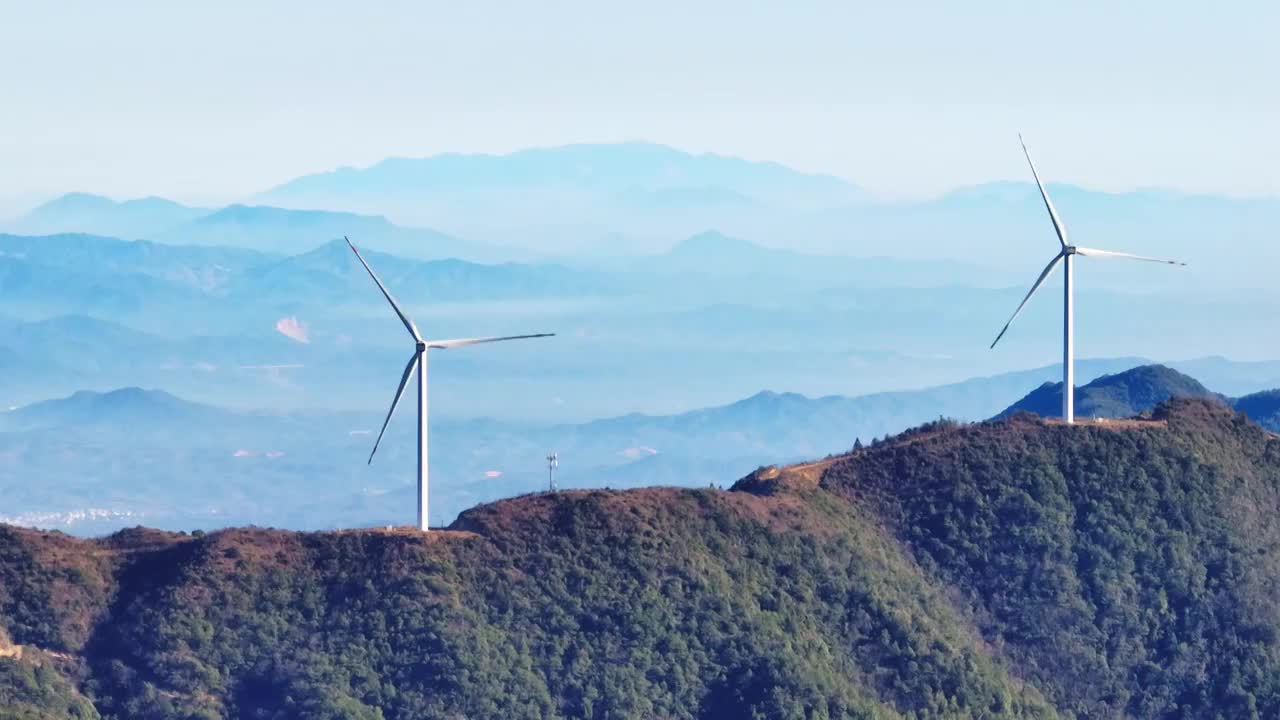 群山环抱中的清洁能源风力发电视频素材