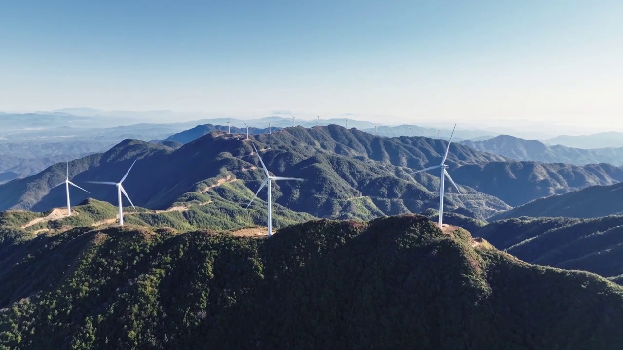 高山上的风力发电航拍视频素材