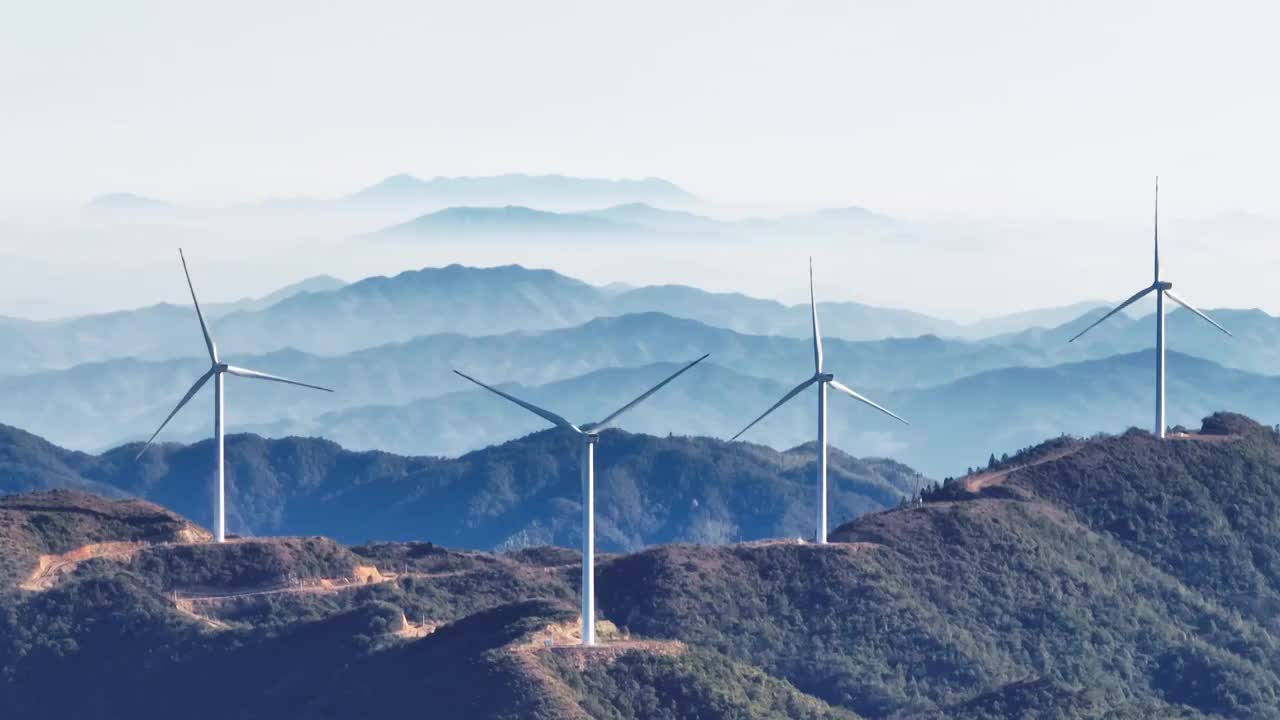 群山中的风力发电站视频素材