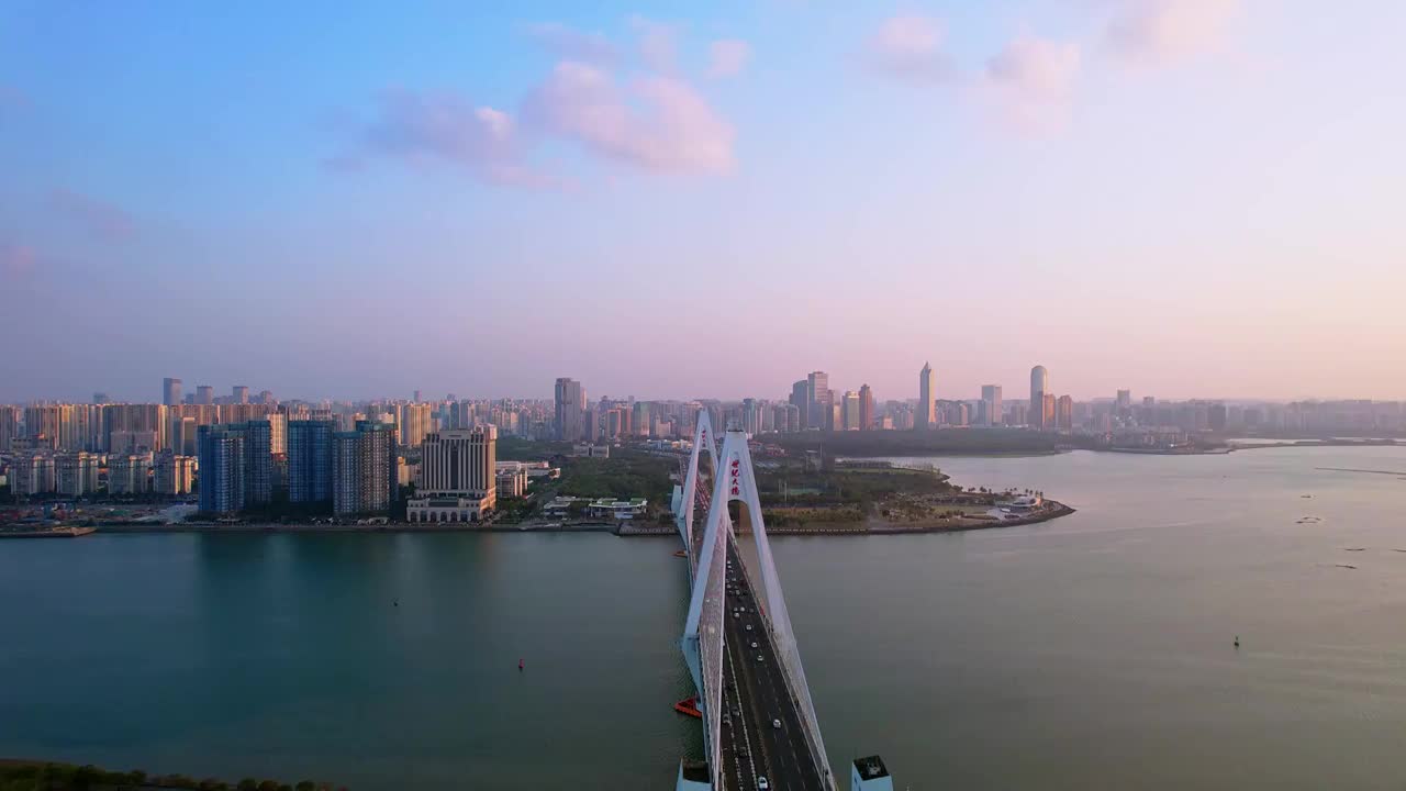 中国海南海口海甸河世纪大桥和车流黄昏航拍视频素材