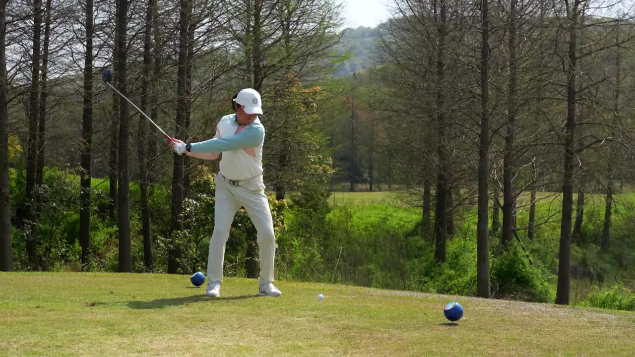 男士打高尔夫视频下载