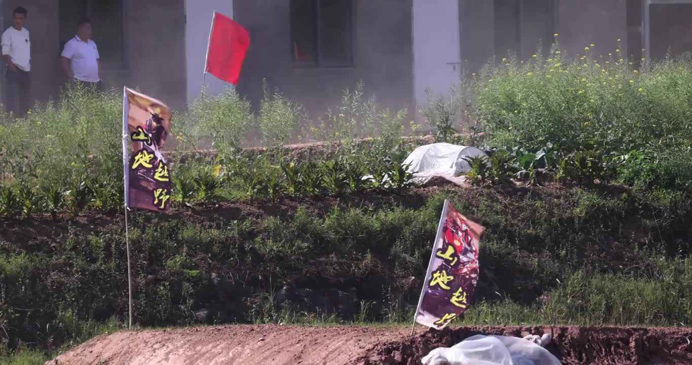 摩托车赛车手越野跨越土坡特写视频下载