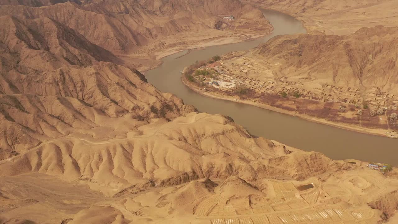 航拍北长滩上滩村--黄河峡谷里的山村视频下载