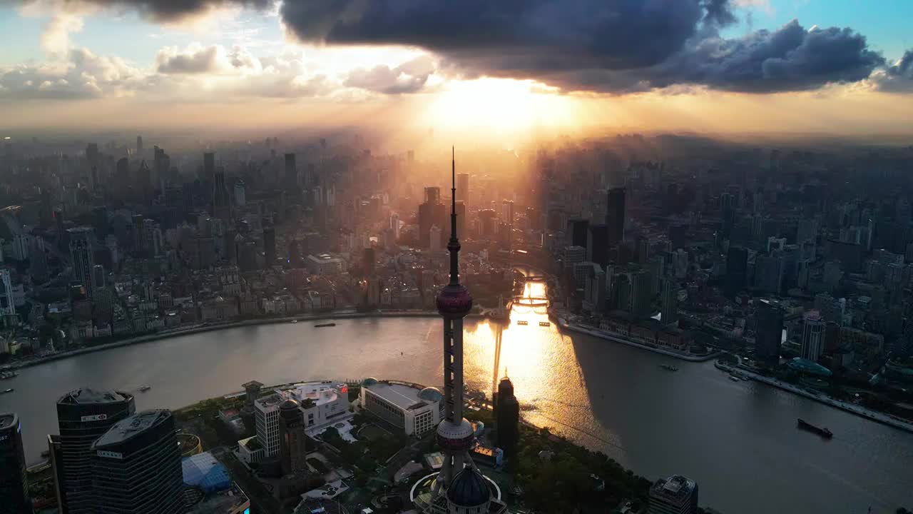 航拍上海地标建筑日落丁达尔效应4K视频下载
