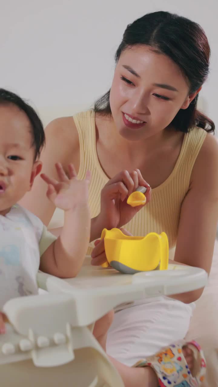 年轻妈妈喂宝宝吃饭视频下载