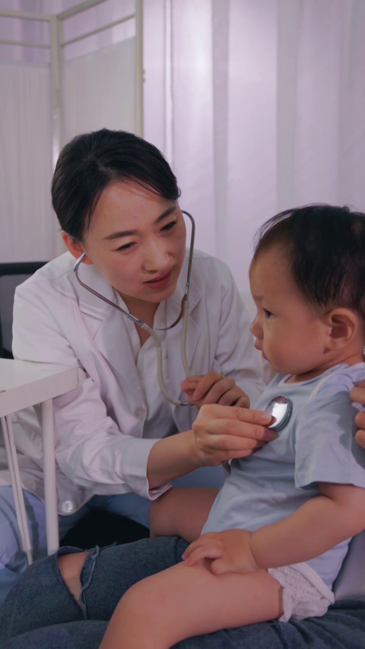 医生给婴儿检查身体视频素材
