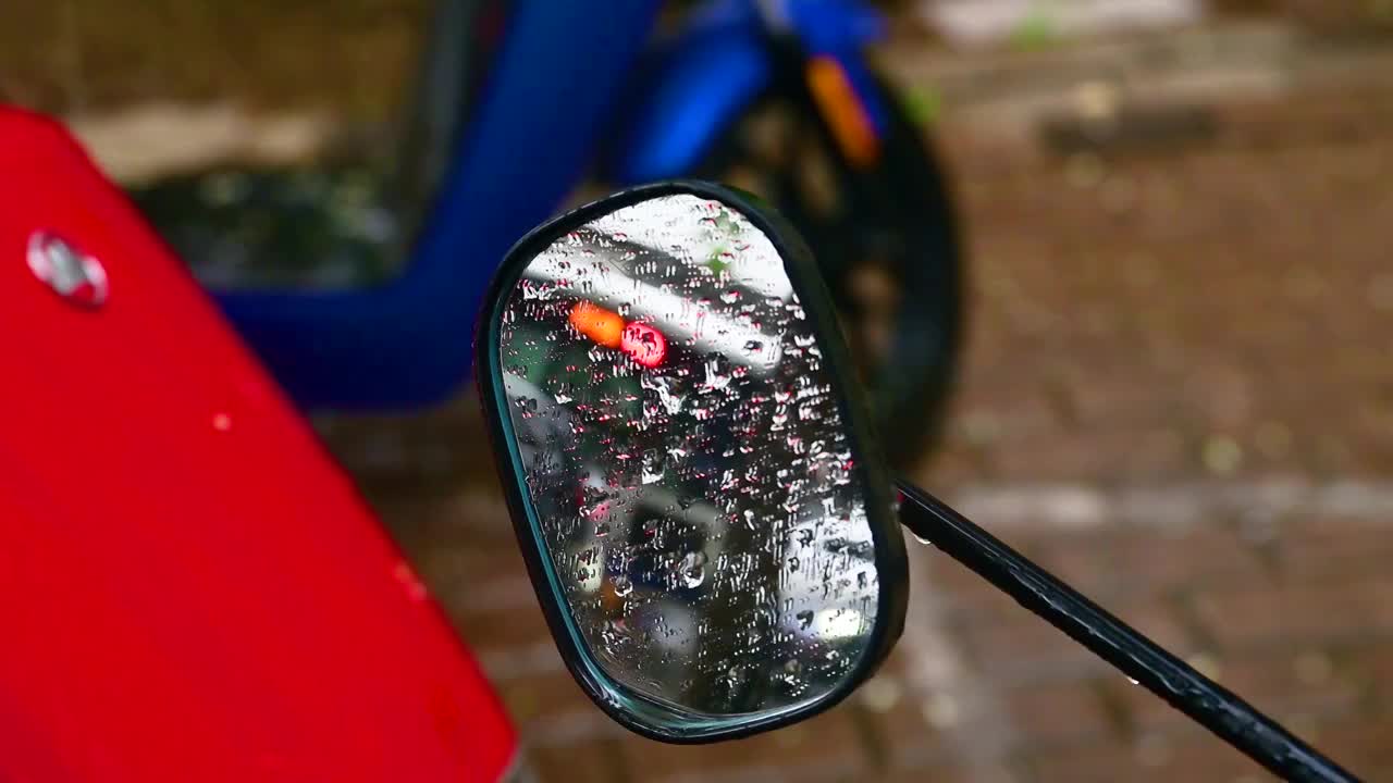 雨中反光镜中路过的人们视频素材