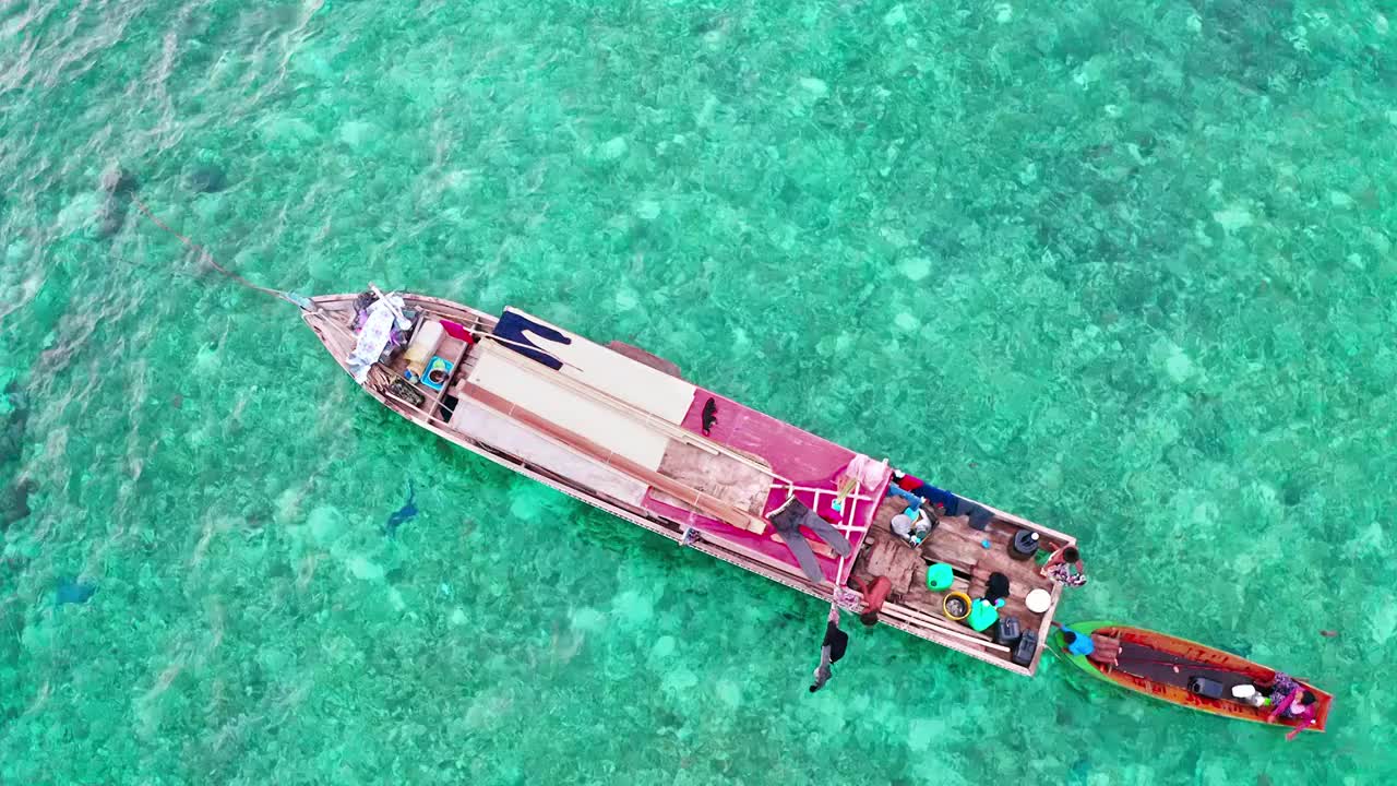 居住在船上的渔民，大海中的渔船，马拉西亚仙本那的水上巴瑶族视频下载