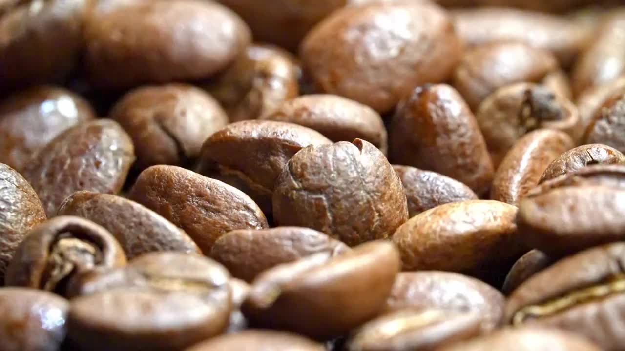 美食咖啡豆掉落特写视频下载