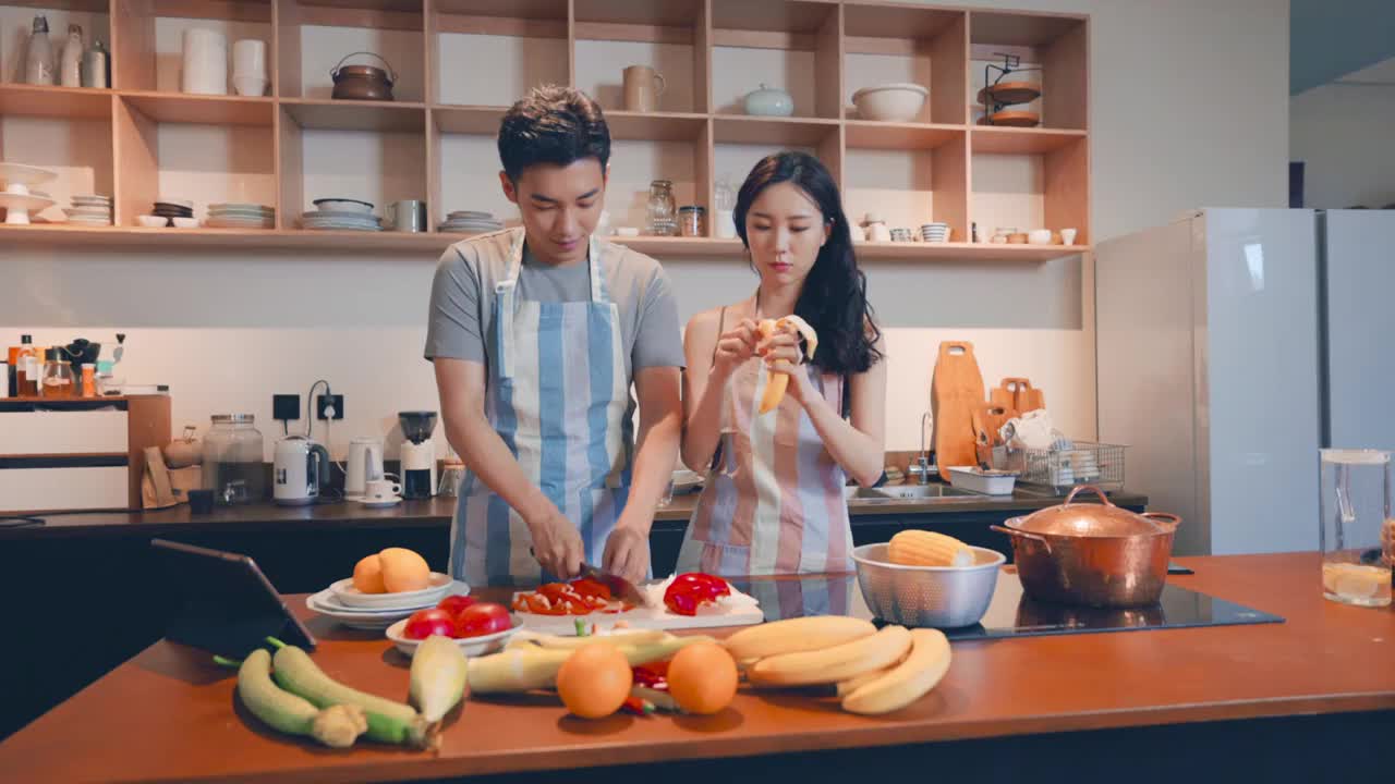 青年夫妇在家做饭视频素材