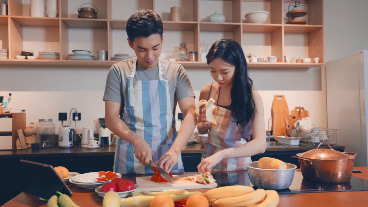 青年夫妇在家做饭视频素材