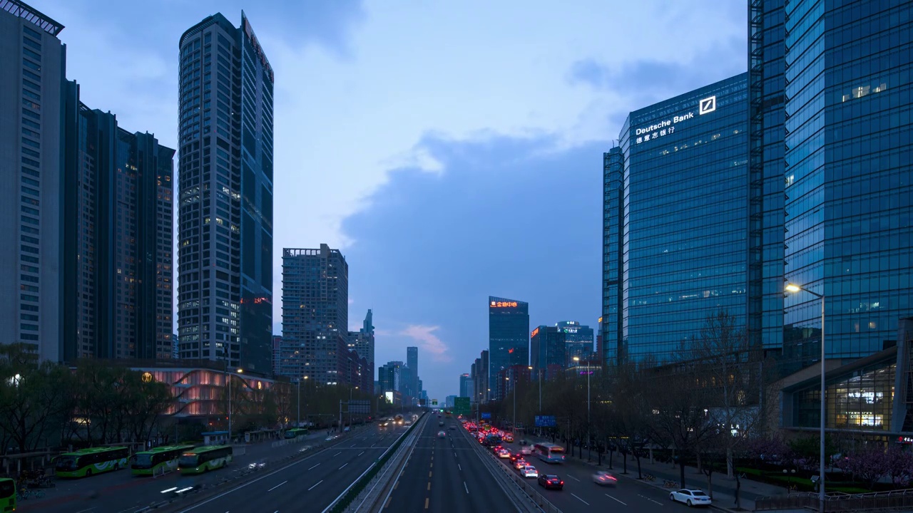 北京CBD地标摩天大楼日落汽车车流延时视频下载
