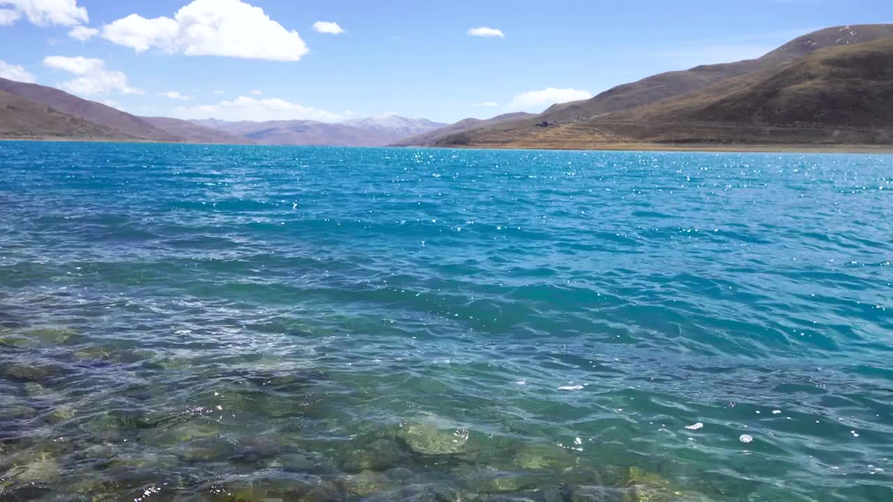 波光粼粼的西藏羊湖（羊卓雍措）湖水视频下载