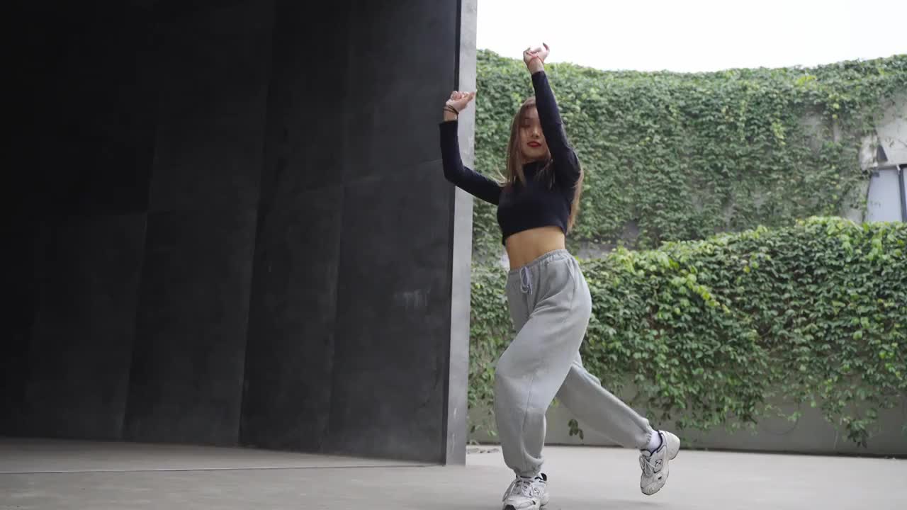 跳舞的女孩慢镜头 街舞爵士视频素材