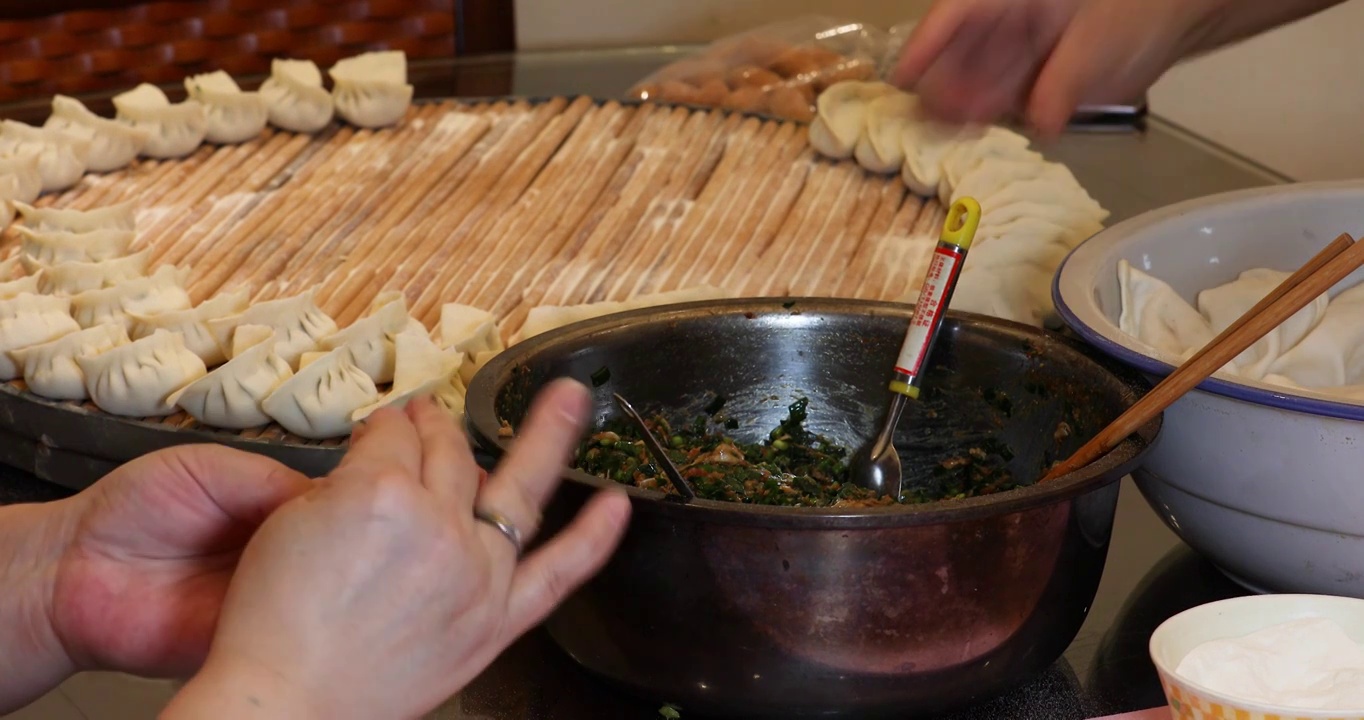 中国家庭春节正在包饺子视频素材