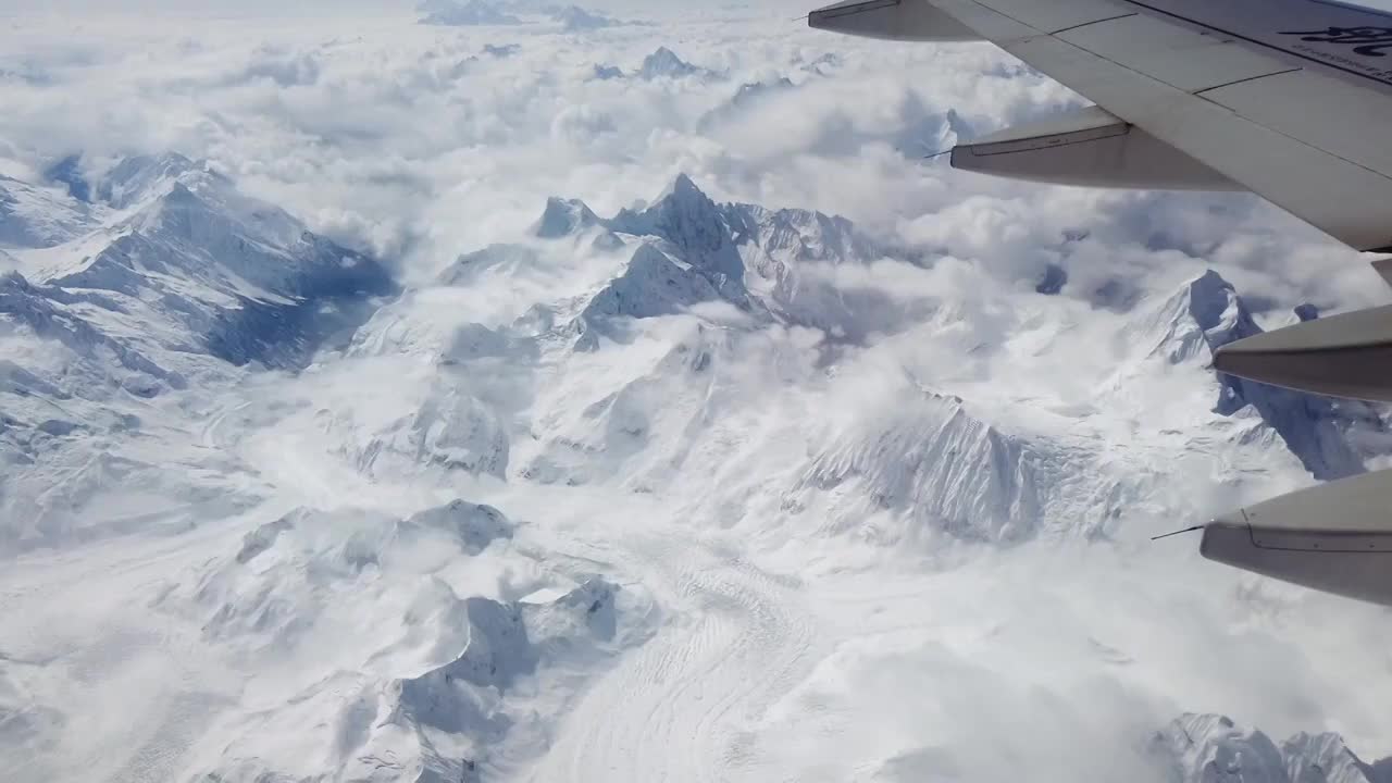 飞机飞越青藏高原的雪域高原，雪山视频素材