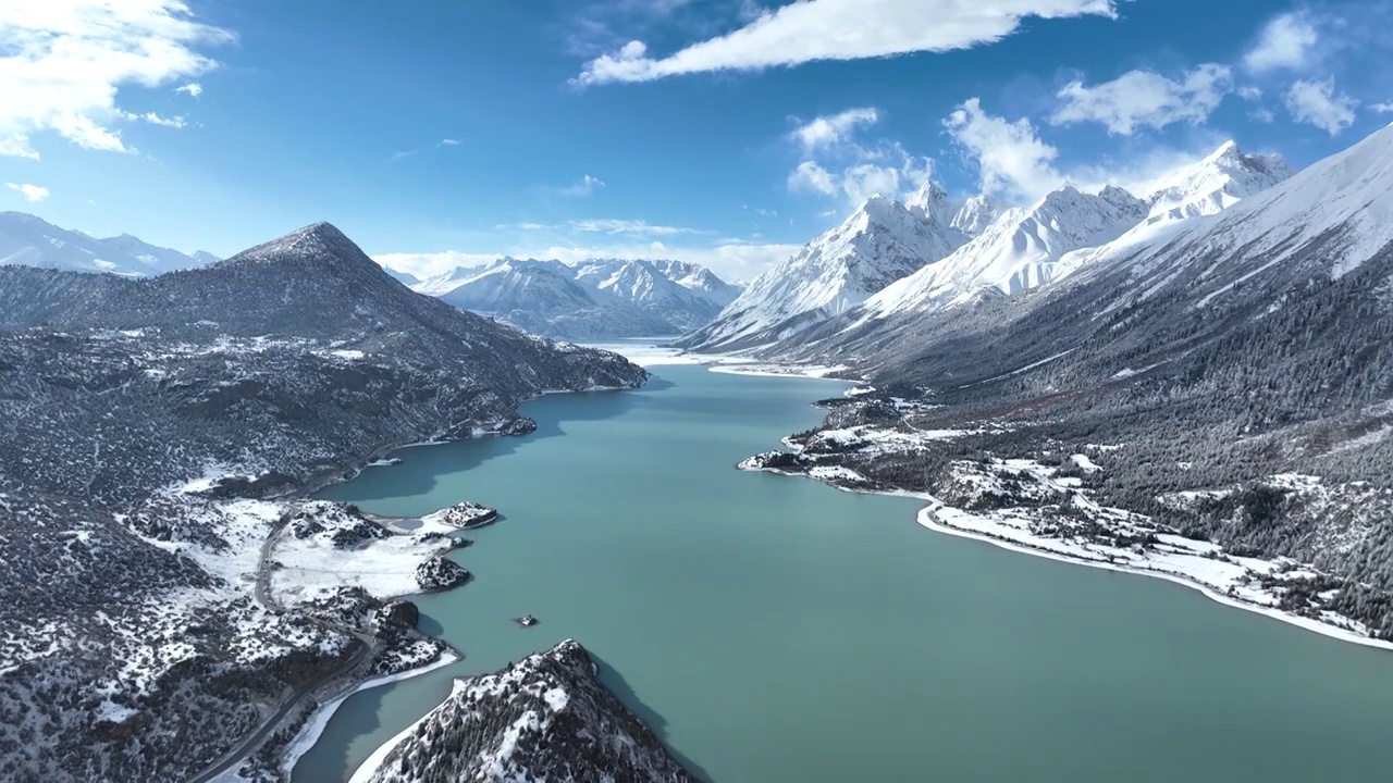 西藏昌都市八宿县然乌湖，雪山，森林的航拍风光视频下载