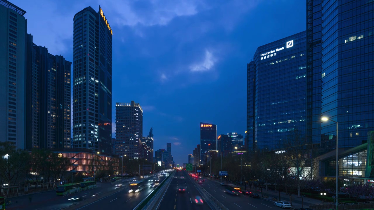 北京CBD地标摩天大楼日落时分汽车车流视频下载