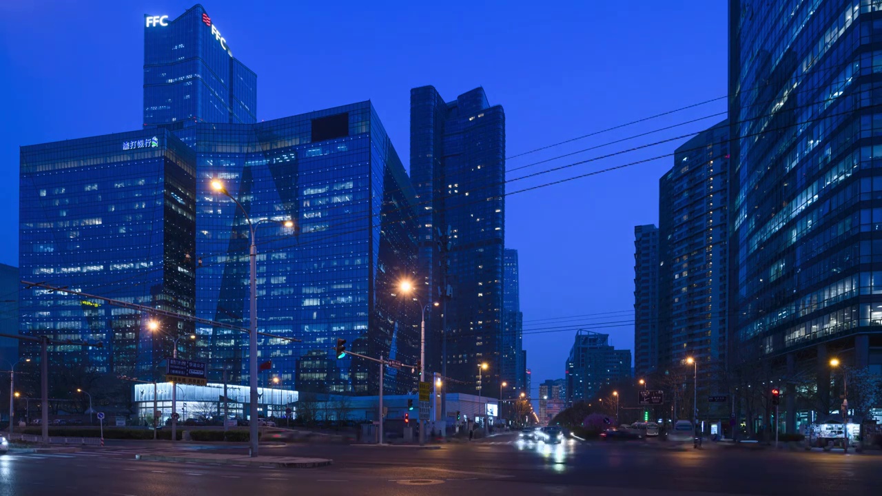 北京CBD地标摩天大楼晚高峰汽车车流视频下载