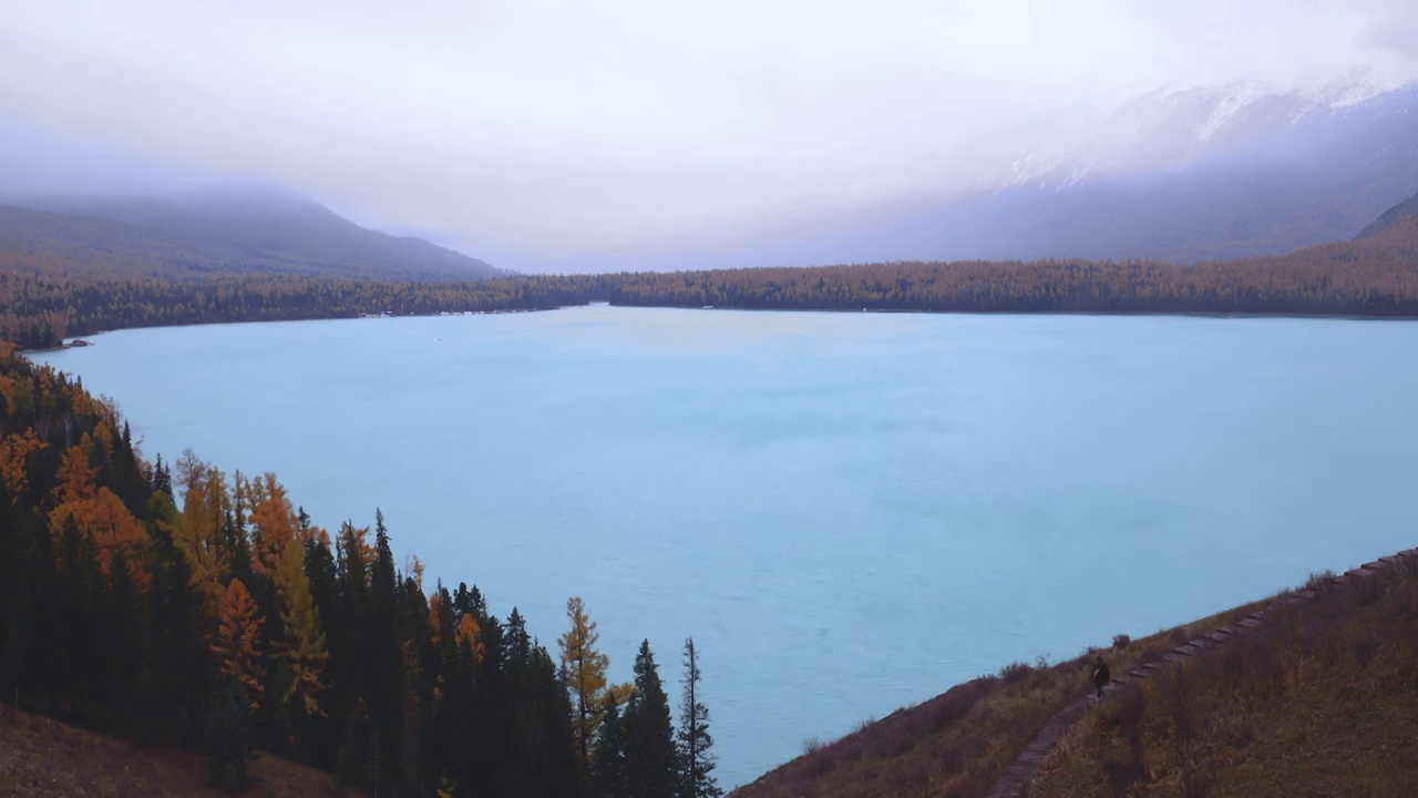 新疆喀纳斯湖秋天阴天云雾视频下载