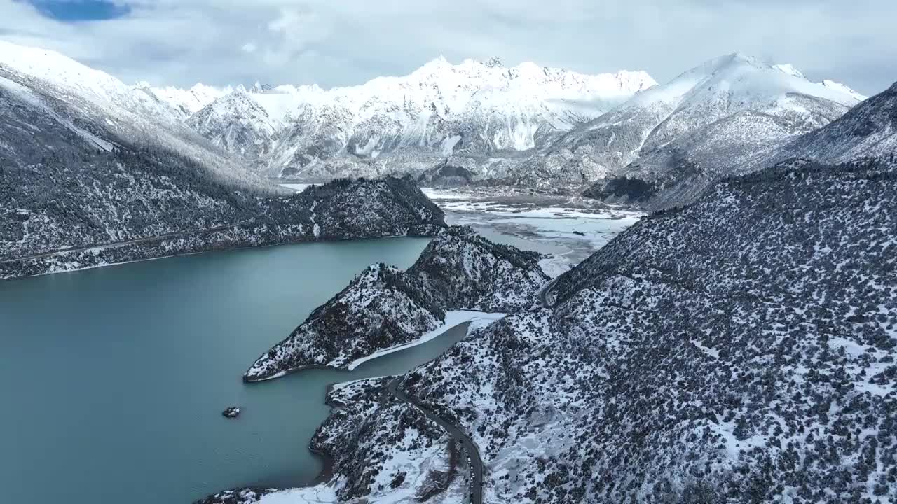 西藏昌都市八宿县然乌湖，雪山雪景雾凇林海航拍风光视频下载