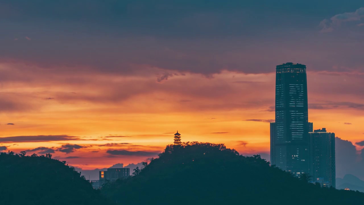 柳州黄昏时分的蟠龙山与高楼延时摄影视频素材