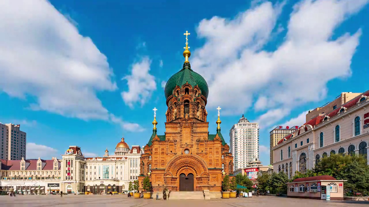 中国哈尔滨圣索菲亚教堂蓝天白云延时风光视频素材