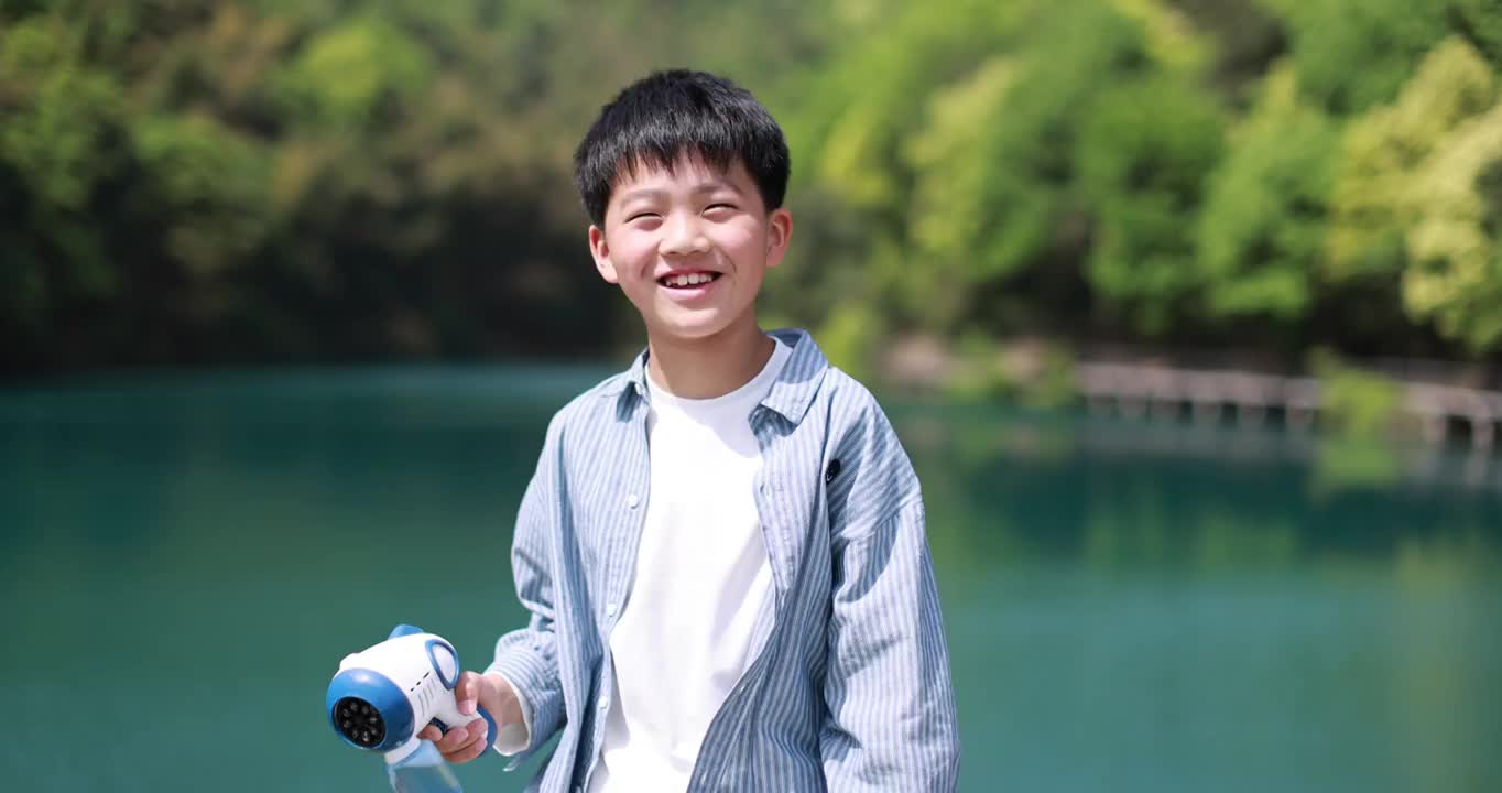 中国小男孩在户外开心地吹泡泡视频素材