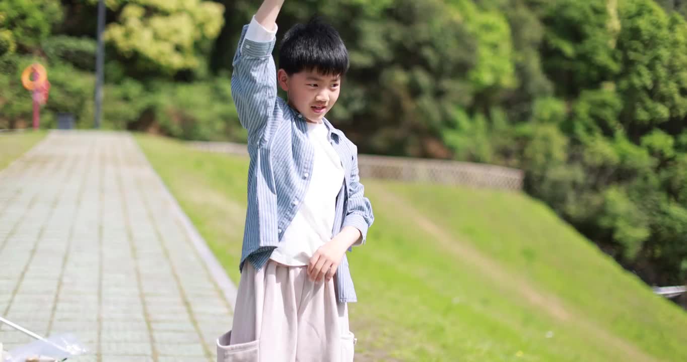 中国小男孩拿着帐篷杆在挥舞玩耍视频下载