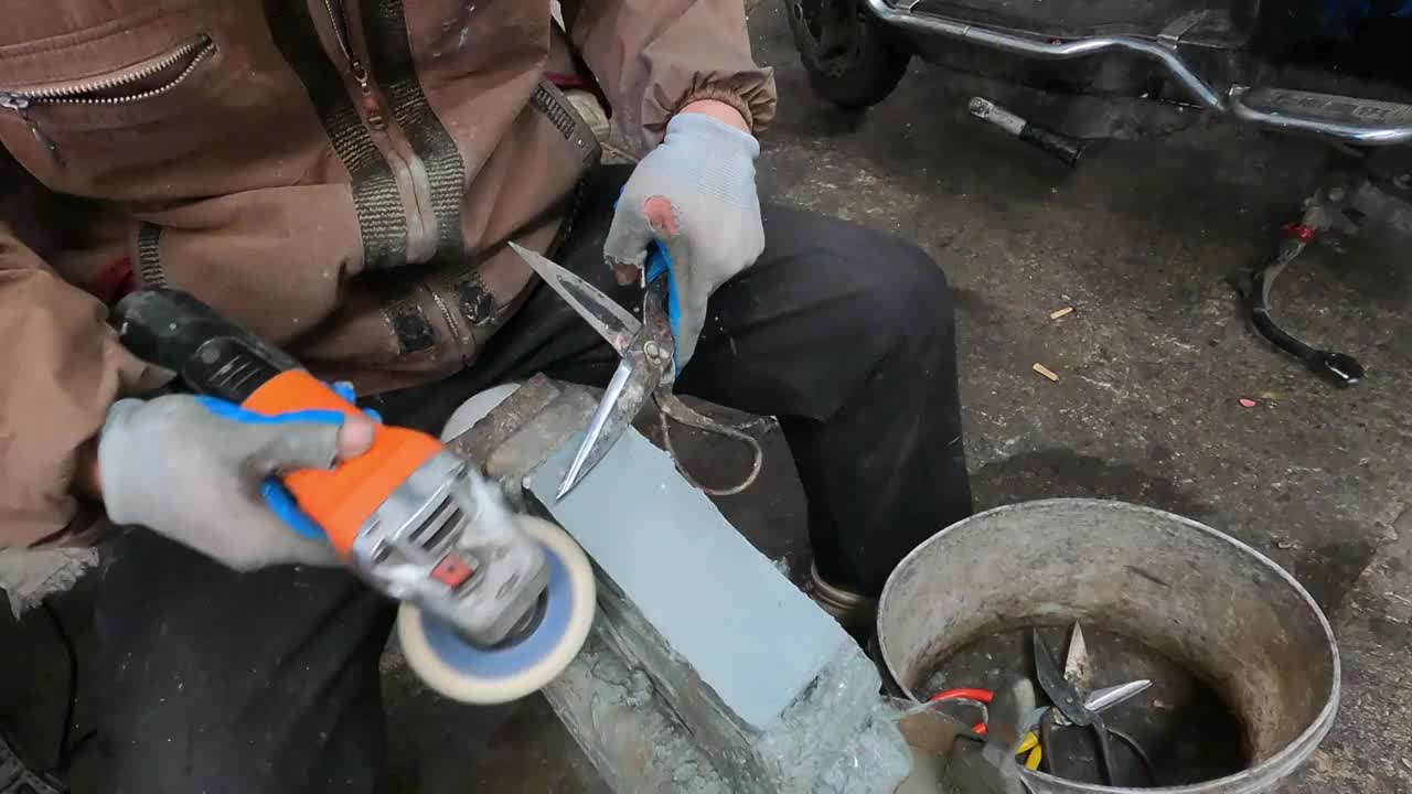 街头磨剪子镪菜刀的手艺人视频下载