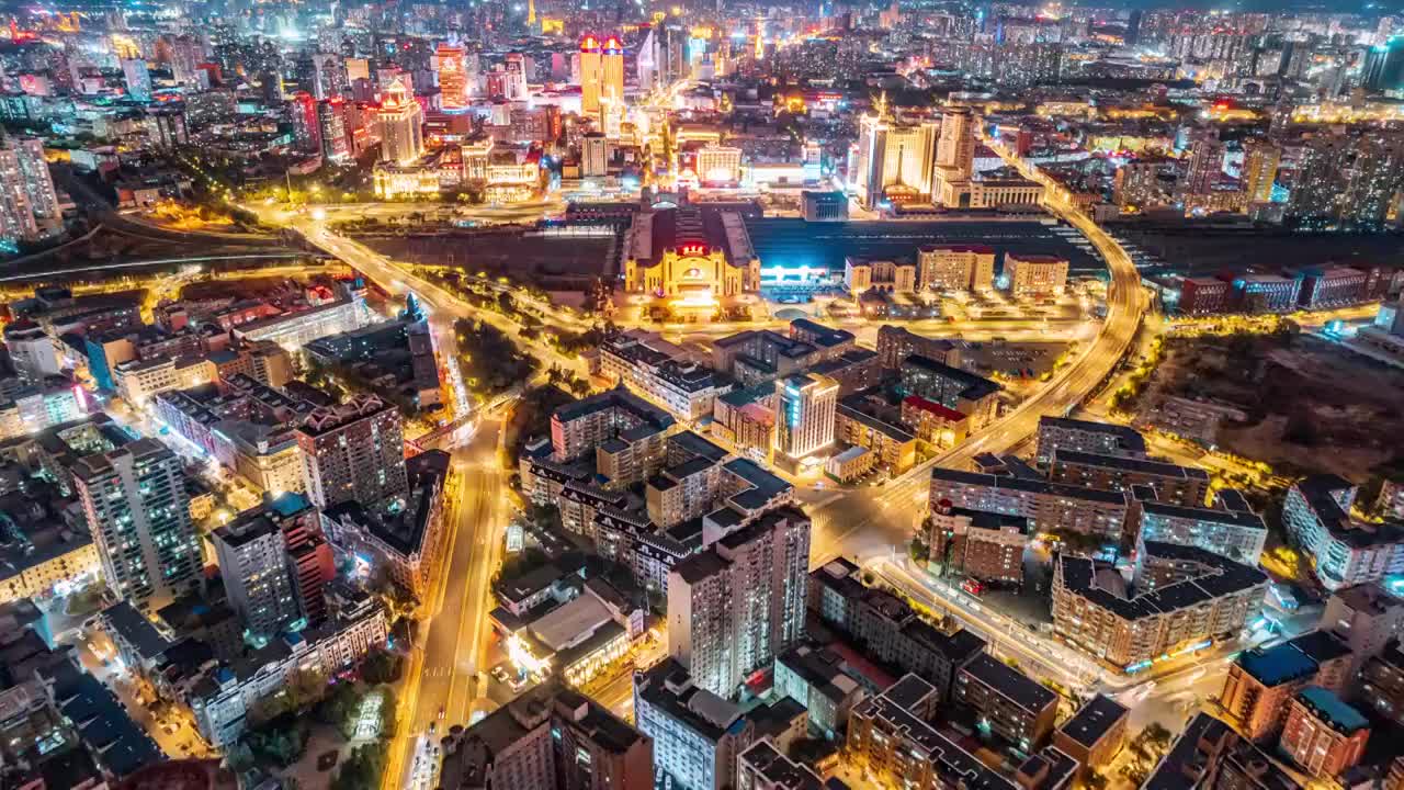 中国哈尔滨火车站城市夜景延时航拍视频下载